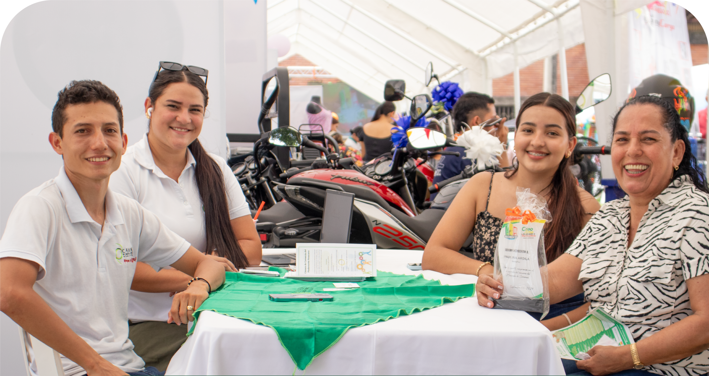 Participantes en feria comercial
